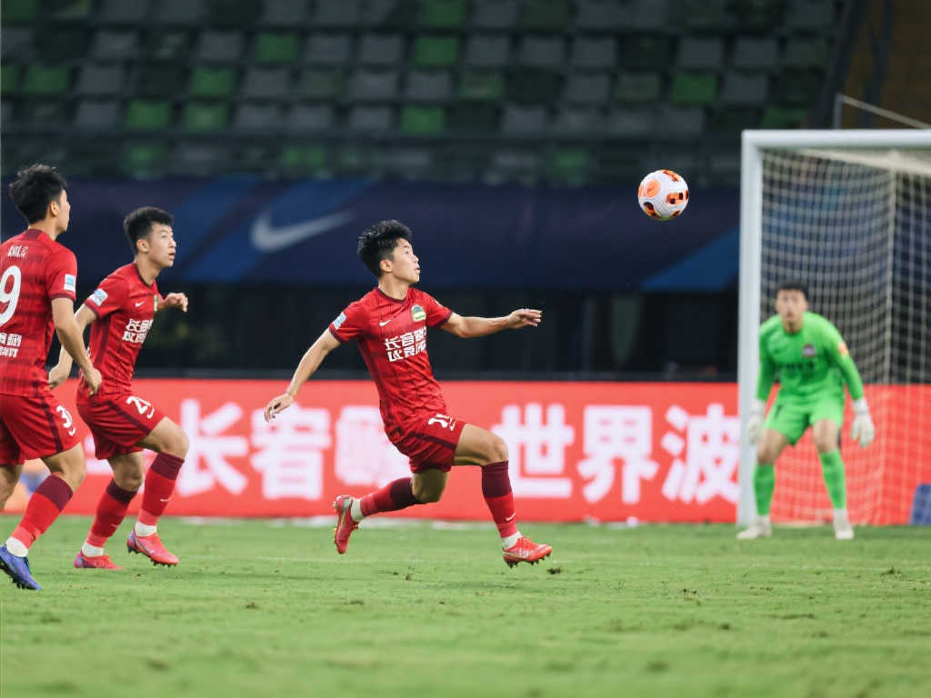 北青：巴西外援达万首次参加国安训练，18岁的李睿跃也在跟训.